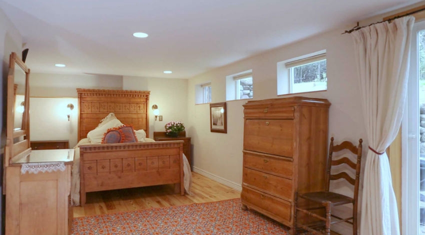 Casa Camilla Aspen Patio Apartment bedroom bed dresser