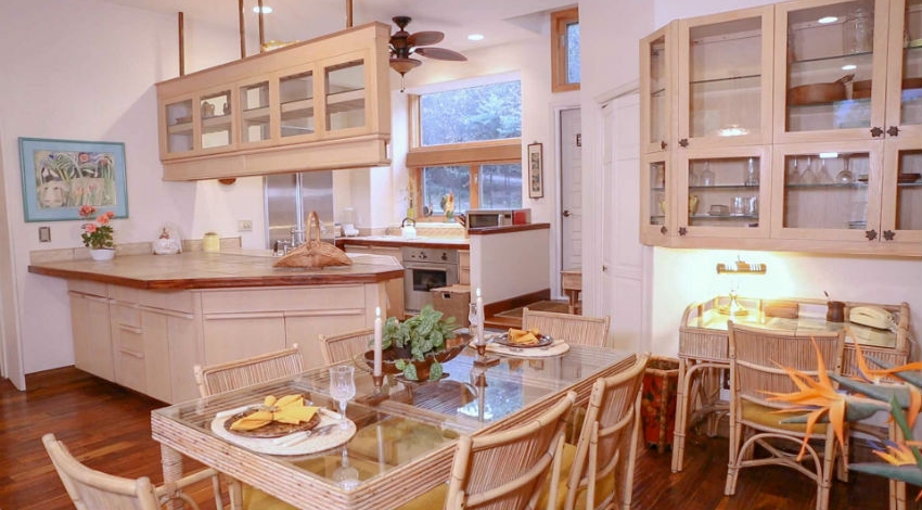 Casa Camilla Aspen Tropical Apartment kitchen table